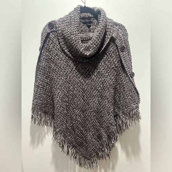 INC one size burgundy poncho turtle neck styled, button shoulder accents, fringe - Picture 1 of 7